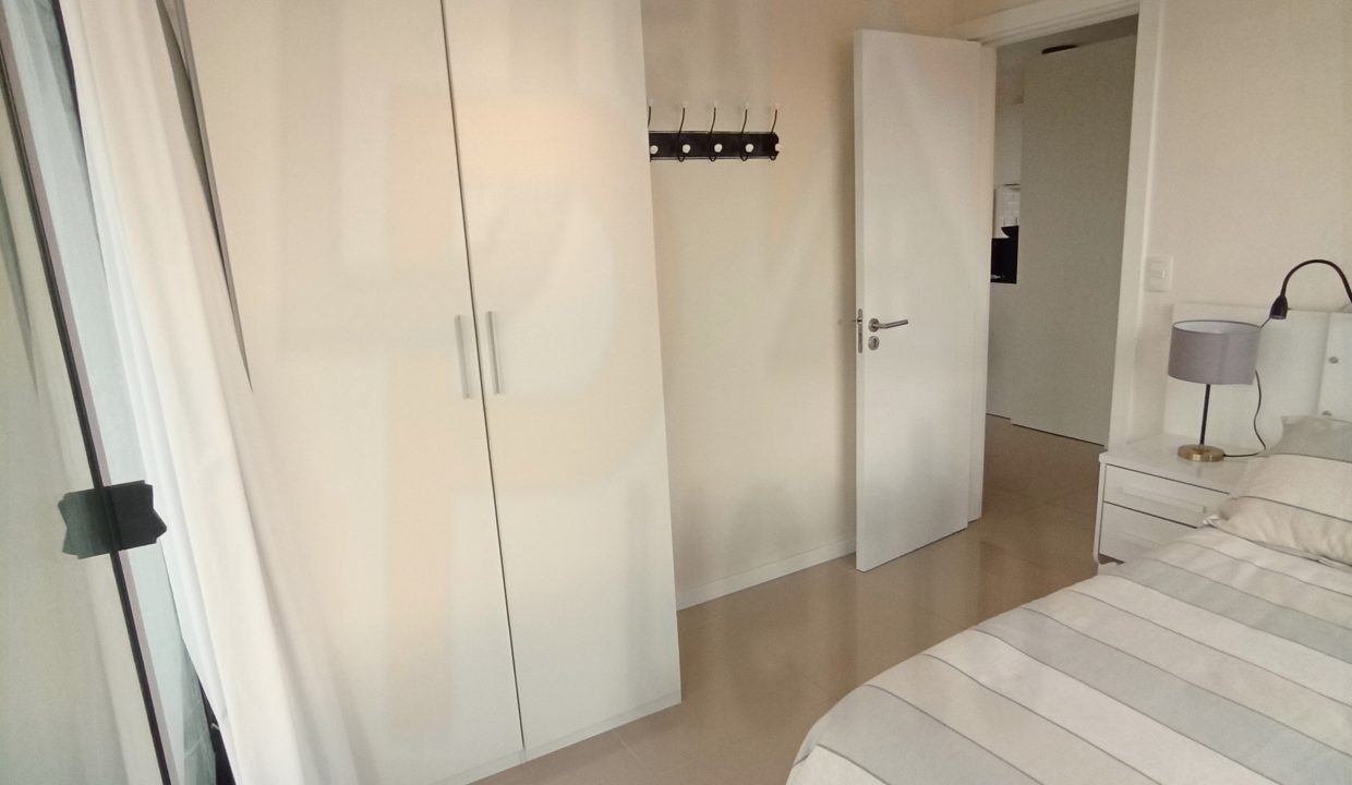 1000109437